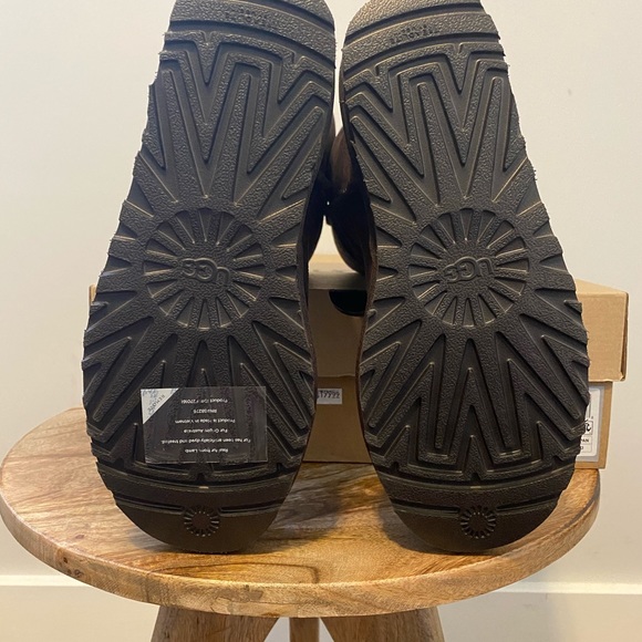 UGG Australia Classic Tall boot in chocolate NIB! - Picture 3 of 4